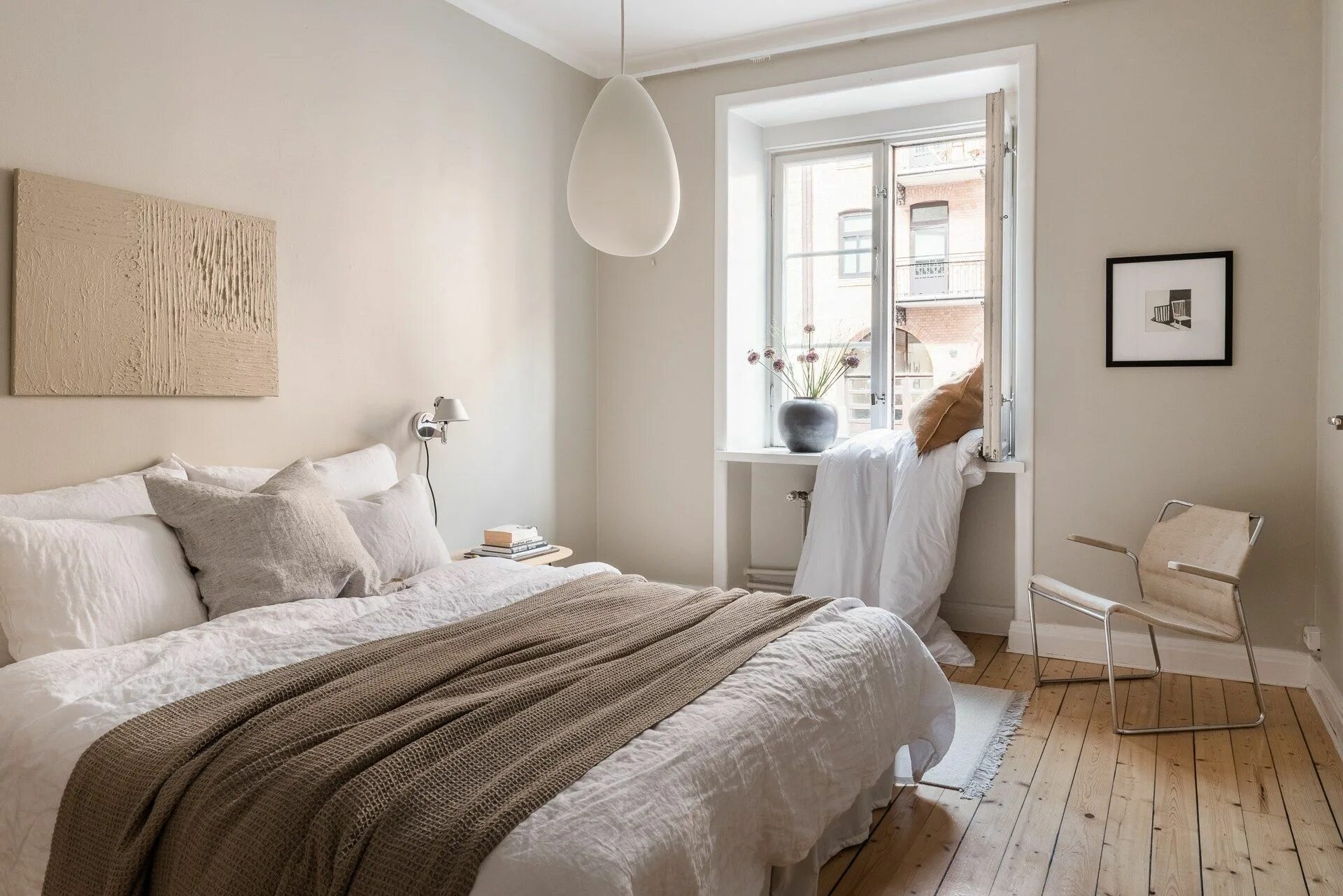 Краска бежевая для стен в интерьере Home in beige - COCO LAPINE DESIGN Beige walls bedroom, Beige bedroom, Home deco