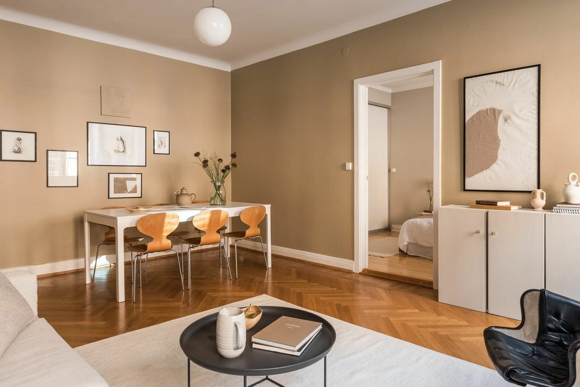 Краска бежевая для стен в интерьере Home in beige - COCO LAPINE DESIGN Brown walls living room, Yellow walls living 