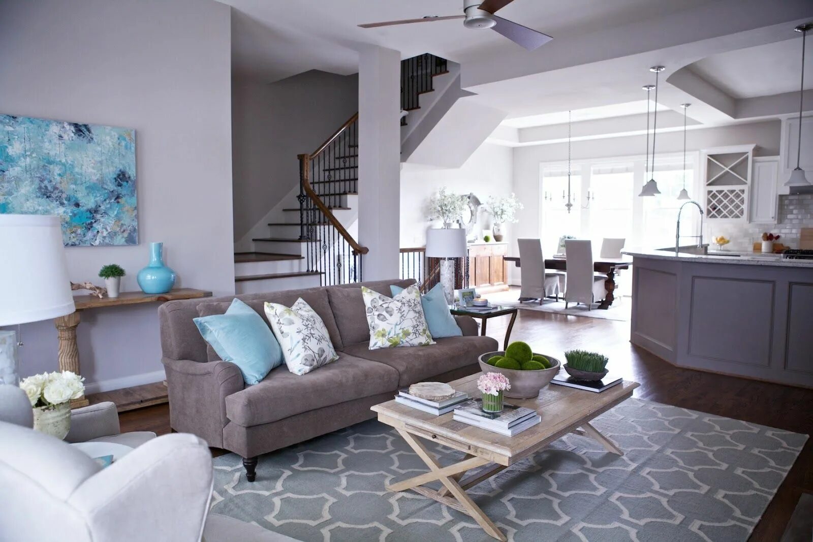 Краска для стен тауп в интерьере The Peak of Tres Chic: Richmond Townhouse: Before & After Decoração de quarto, D