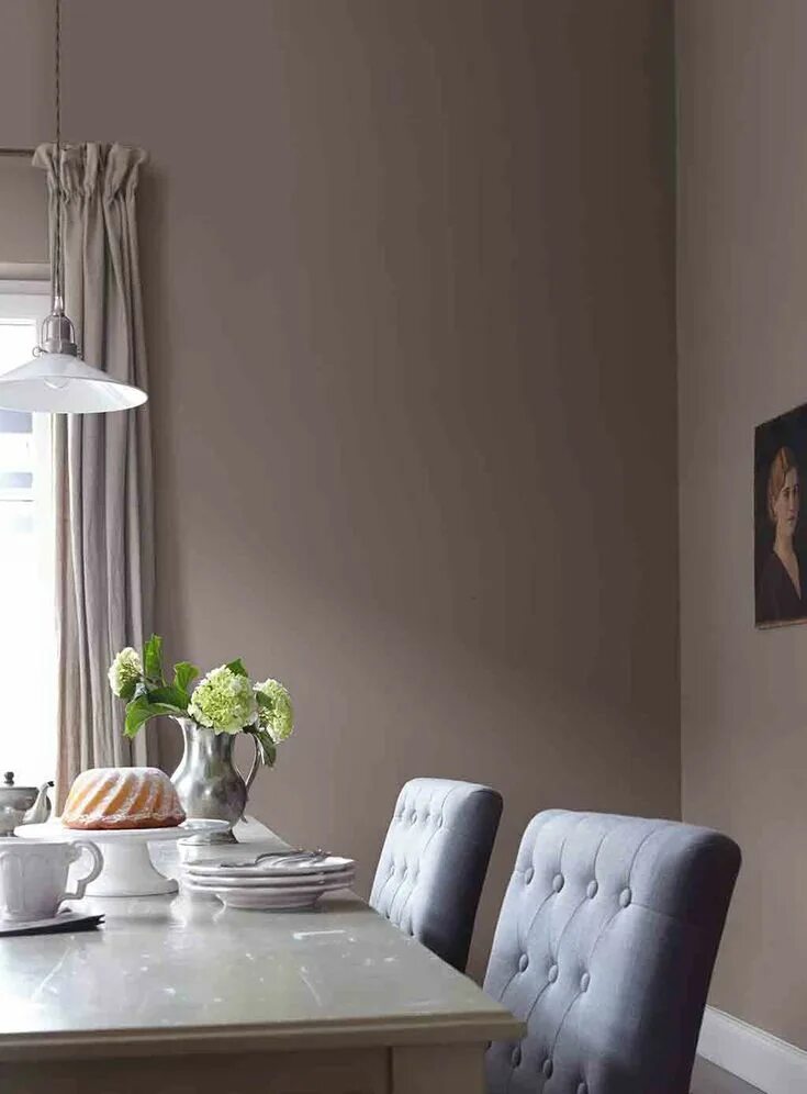 Краска для стен тауп в интерьере Graue Wand im Esszimmer Alpina Feine Farben No. 05 Dichter Der Erde Feine farben