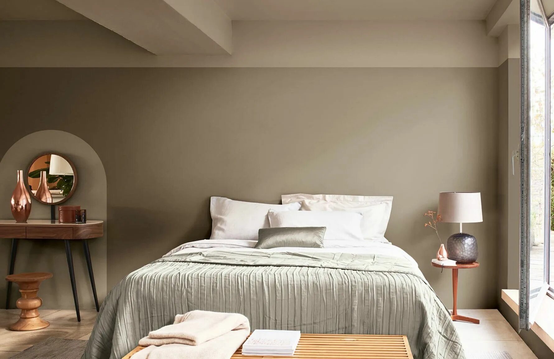 Краска для стен тауп в интерьере Dulux Colour of the Year 2021: Brave Ground Taupe bedroom, Taupe living room, Pa