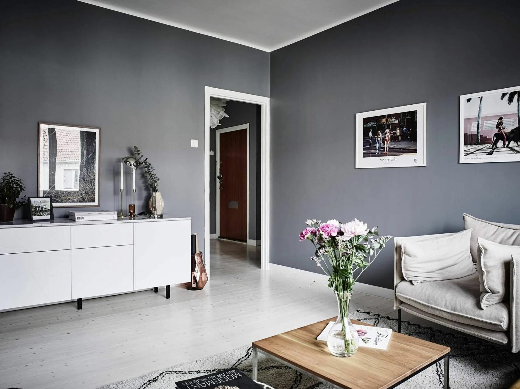 Краска в интерьере квартиры фото Dark walls and a bright kitchen - COCO LAPINE DESIGN Living room grey, Living ro