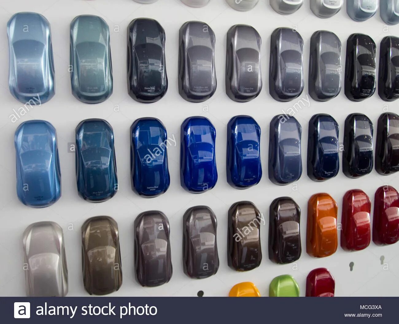 Краски для автомобилей фото Download this stock image: Stand and samples of the color palette of cars - MCG3