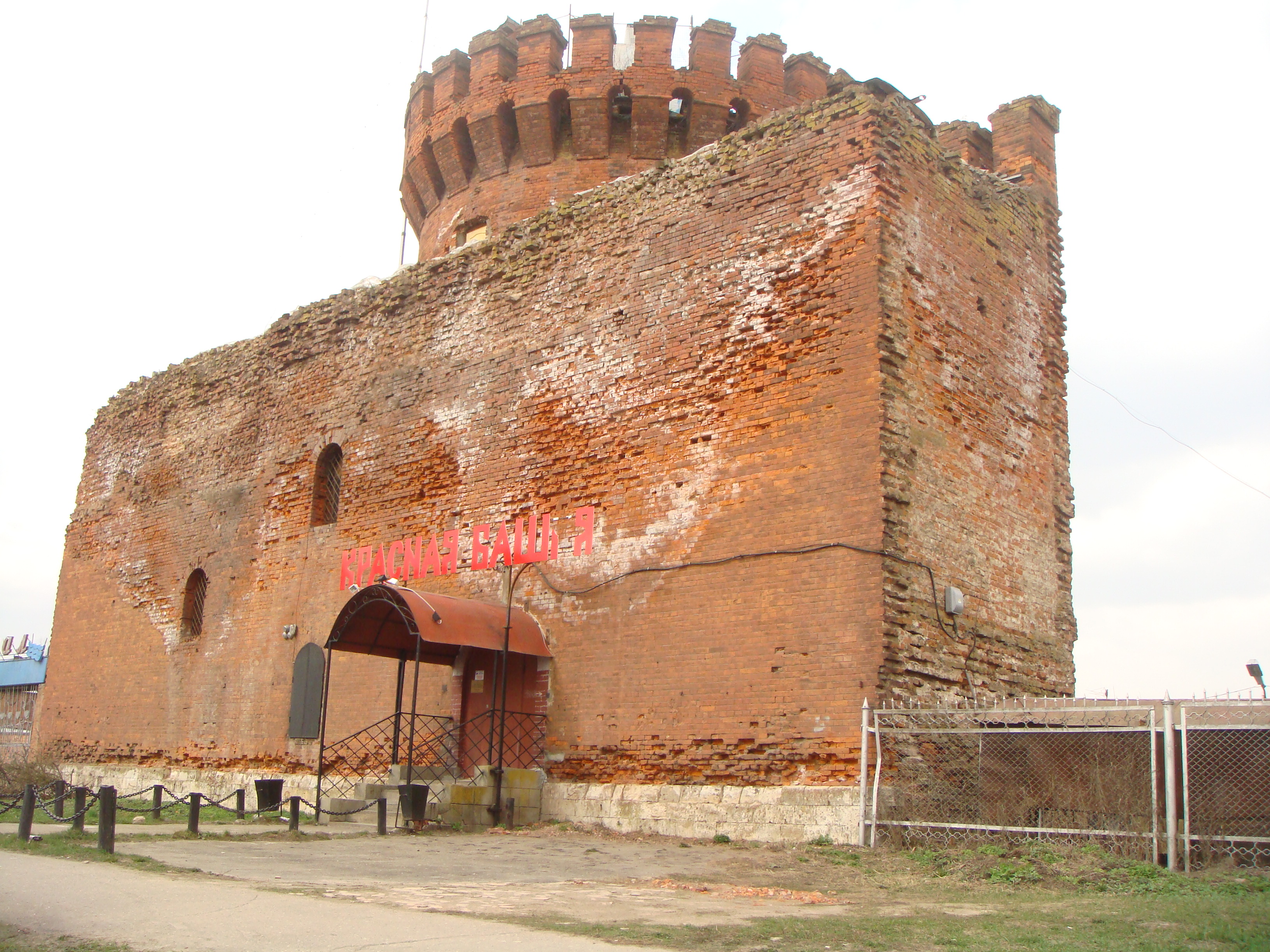 Красная башня фото File:В обломке стены - ресторан "Красная башня - panoramio.jpg - Wikimedia Commo