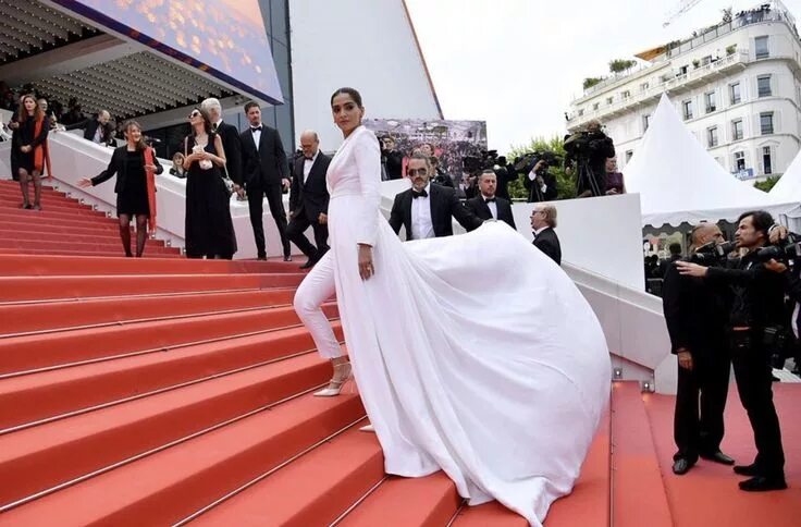 Красная дорожка фото #SonamKapoor on #Cannes2019 Cannes, Sonam kapoor, Cannes film festival