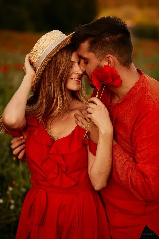 Красная фото пары Free Photo Man holds tender beautiful woman standing with her on the green field