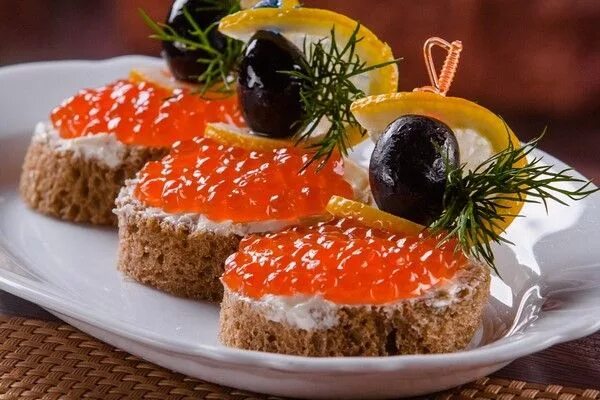 Красная икра на праздничном столе фото festive appetizers with red caviar olives and lemon slices #red #caviar #appetiz