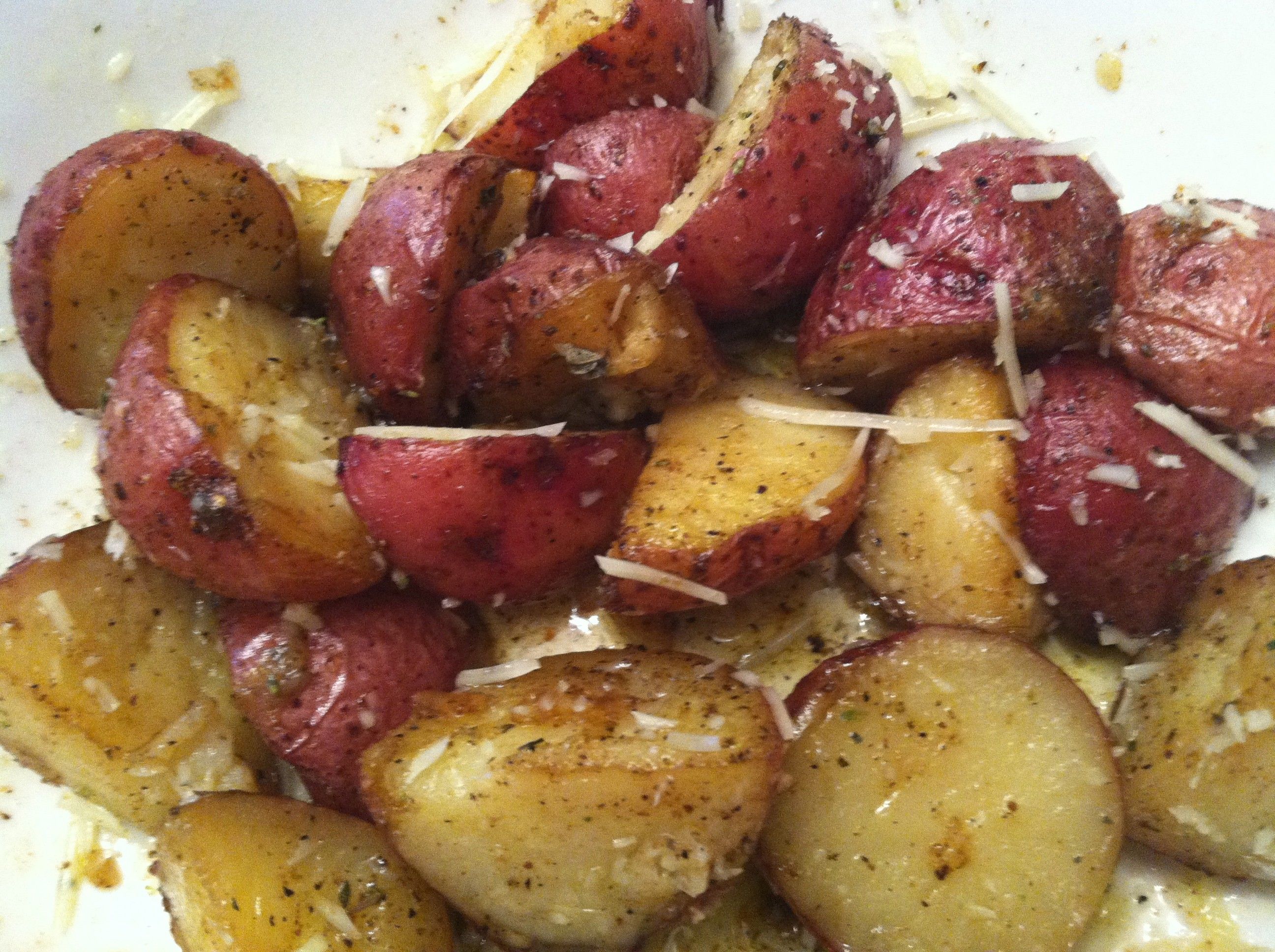 Красная картошка рецепт с фото Garlic Parmesan Roasted Red Potatoes Roasted red potatoes, Red potatoes, Potatoe