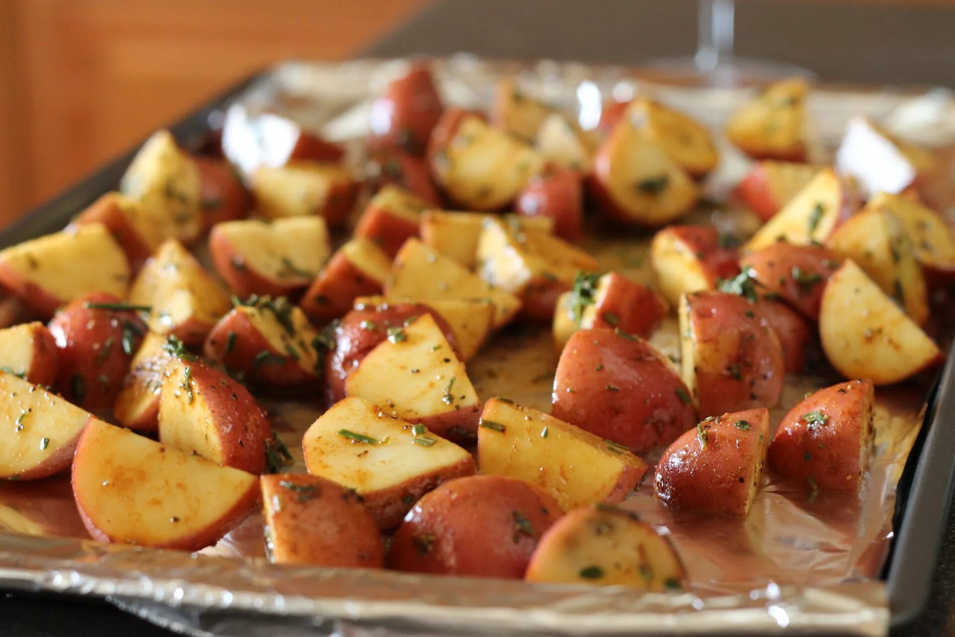 Красная картошка рецепт с фото Wash whole Ruby Lou potatoes in water and dry, cover with a mixture of olive oil
