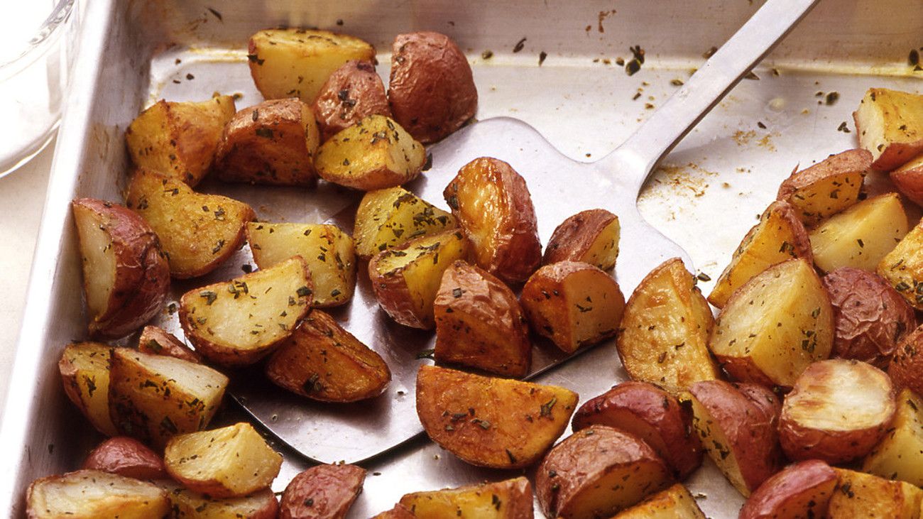 Красная картошка рецепт с фото Roasted Red Potatoes Recipe Roasted red potatoes, Vegetable recipes, Side dish r