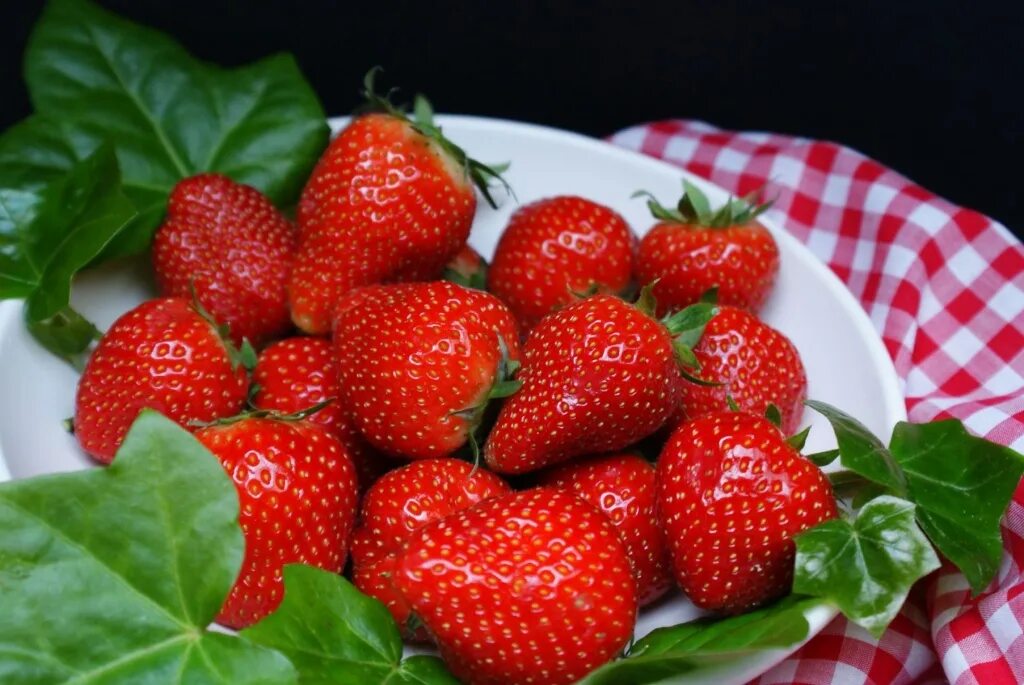 Красная клубника фото Роспотребнадзор напоминает, как правильно выбрать вкусную клубнику