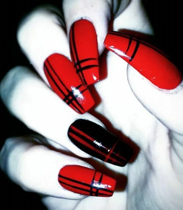 Красно черно белый маникюр Red and black stripes nails for Christmas. Pic by roxpop31 #christmas #christmas
