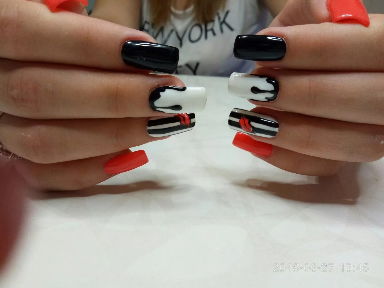 Красно черно белый маникюр Stylish Black and White Nail Art