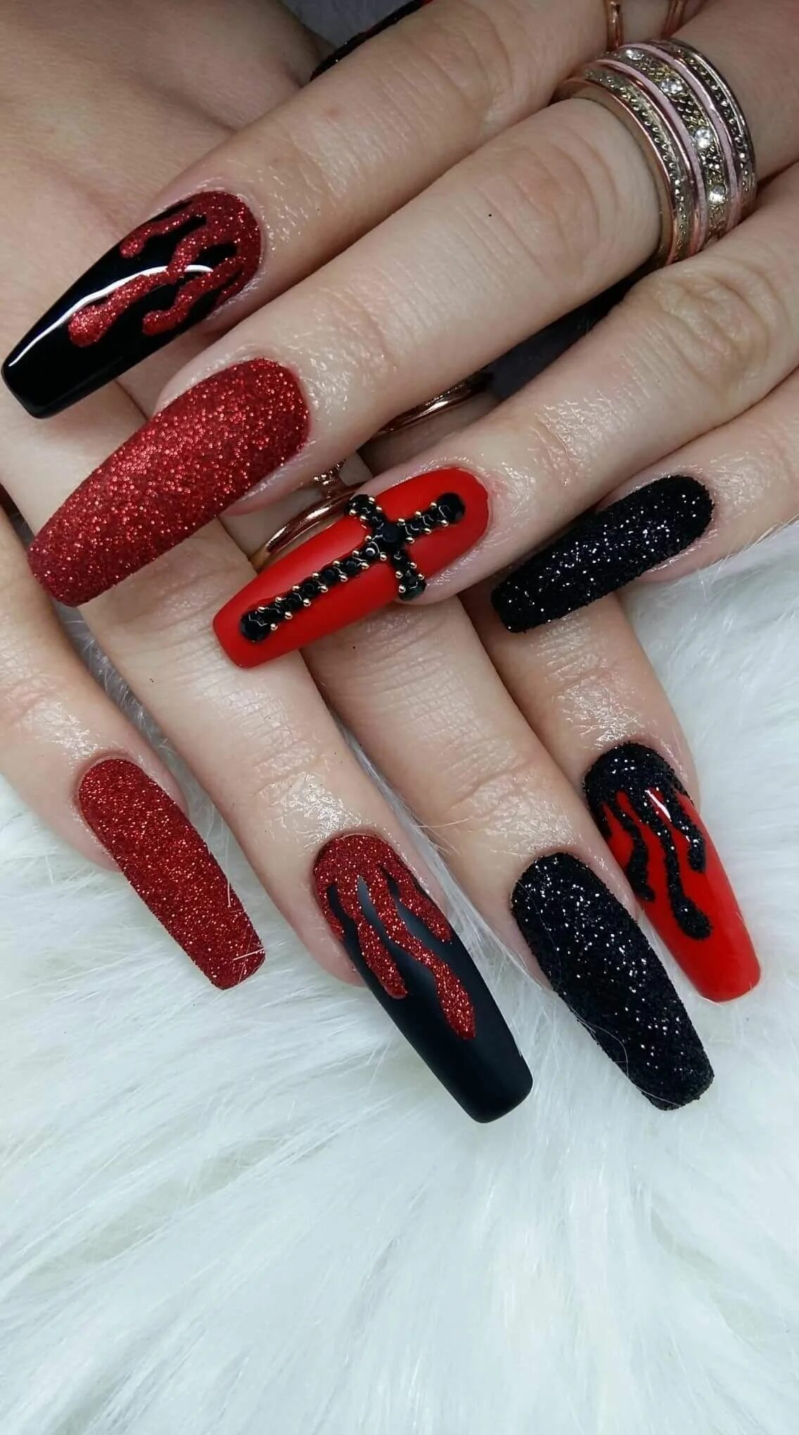 Красно черный маникюр 2024 на длинные ногти Xena Glg Punk nails, Gothic nails, Goth nails