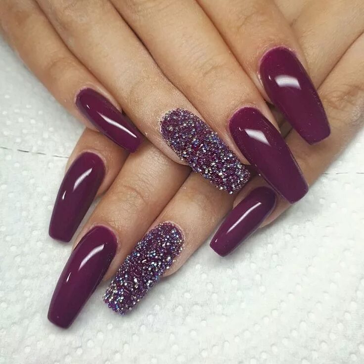 Красно фиолетовый цвет маникюра Vernis a ongle tendance automne hiver 2018 2019. Manucure facile à faire, verni.