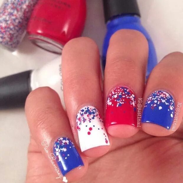 Красно голубой маникюр Celebrate the 4th of July with These Patriotic Nail Art Ideas July nails, Fourth