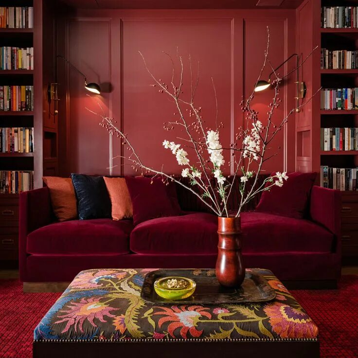 Красно коричневый цвет в интерьере William Hefner search Red interior design, House interior, Living room red