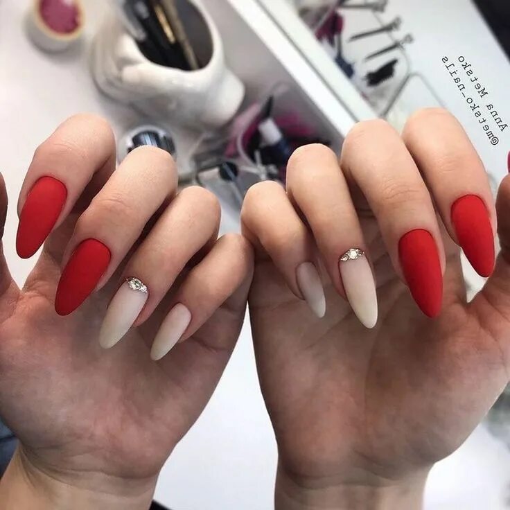 Красно молочный маникюр миндаль Pin by Анна Позднякова on Manicure Red acrylic nails, Red nails, Manicure