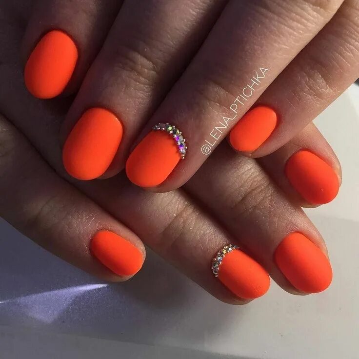 Красно оранжевый маникюр на короткие Fashionable rhinestone manicure: amazing design ideas in bright colors Manicure,