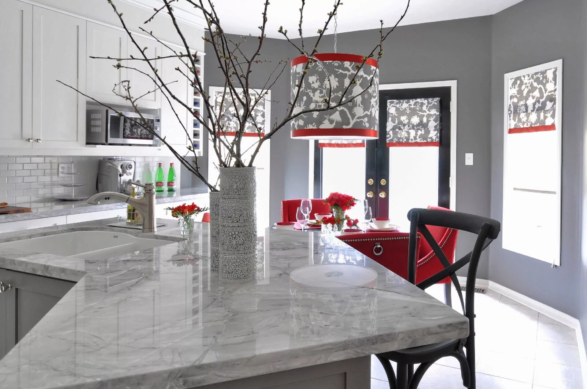 Красно серый интерьер кухни Lakefield Meredith Heron Design Gray and white kitchen, Painting kitchen cabinet