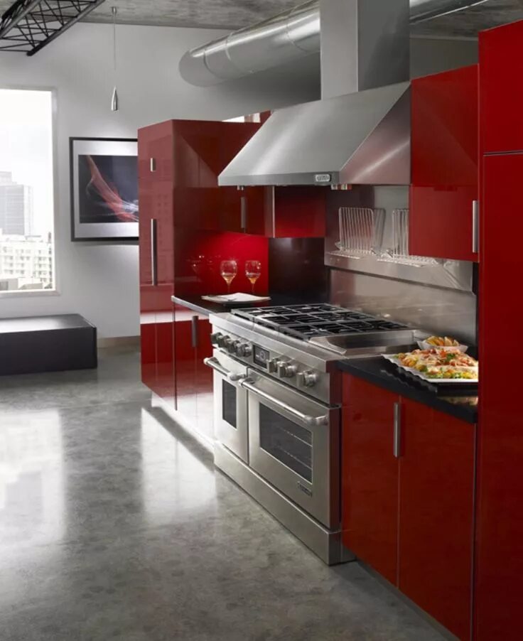 Красно серый интерьер кухни The combination of stainless steel and glossy red kitchen cabinets has provided 