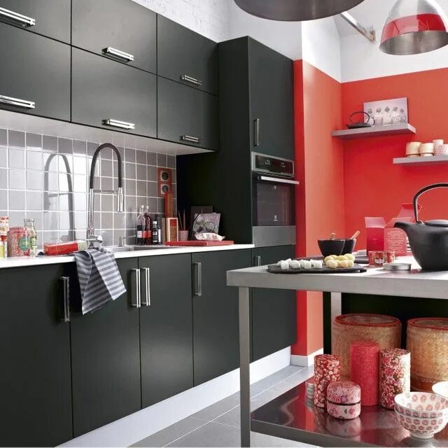Красно серый интерьер кухни Meuble de cuisine noir DELINIA Délice Meubles de cuisine noirs, Meuble cuisine, 