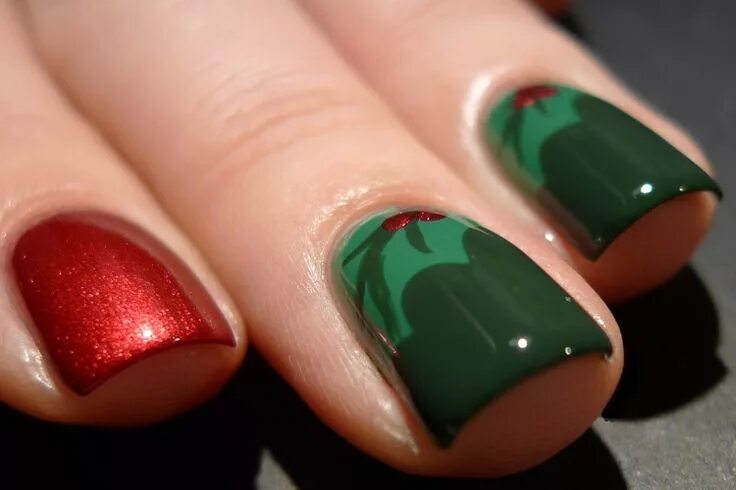 Красно зеленые ногти маникюр Nageldesign zu Weihnachten und Silvester -bilder-gruen-rot-schimmer-rote-beeren 