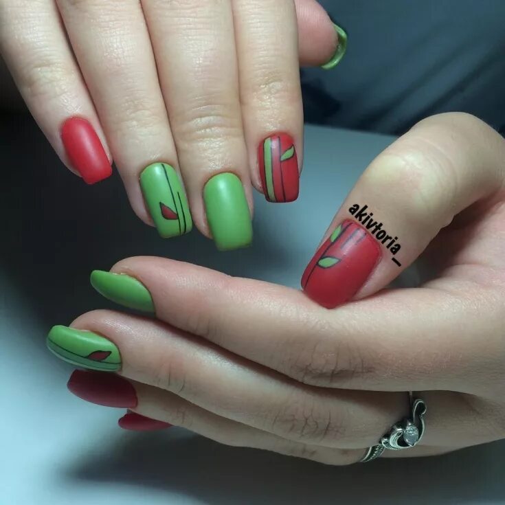 Красно зеленые ногти маникюр Green and red manicure