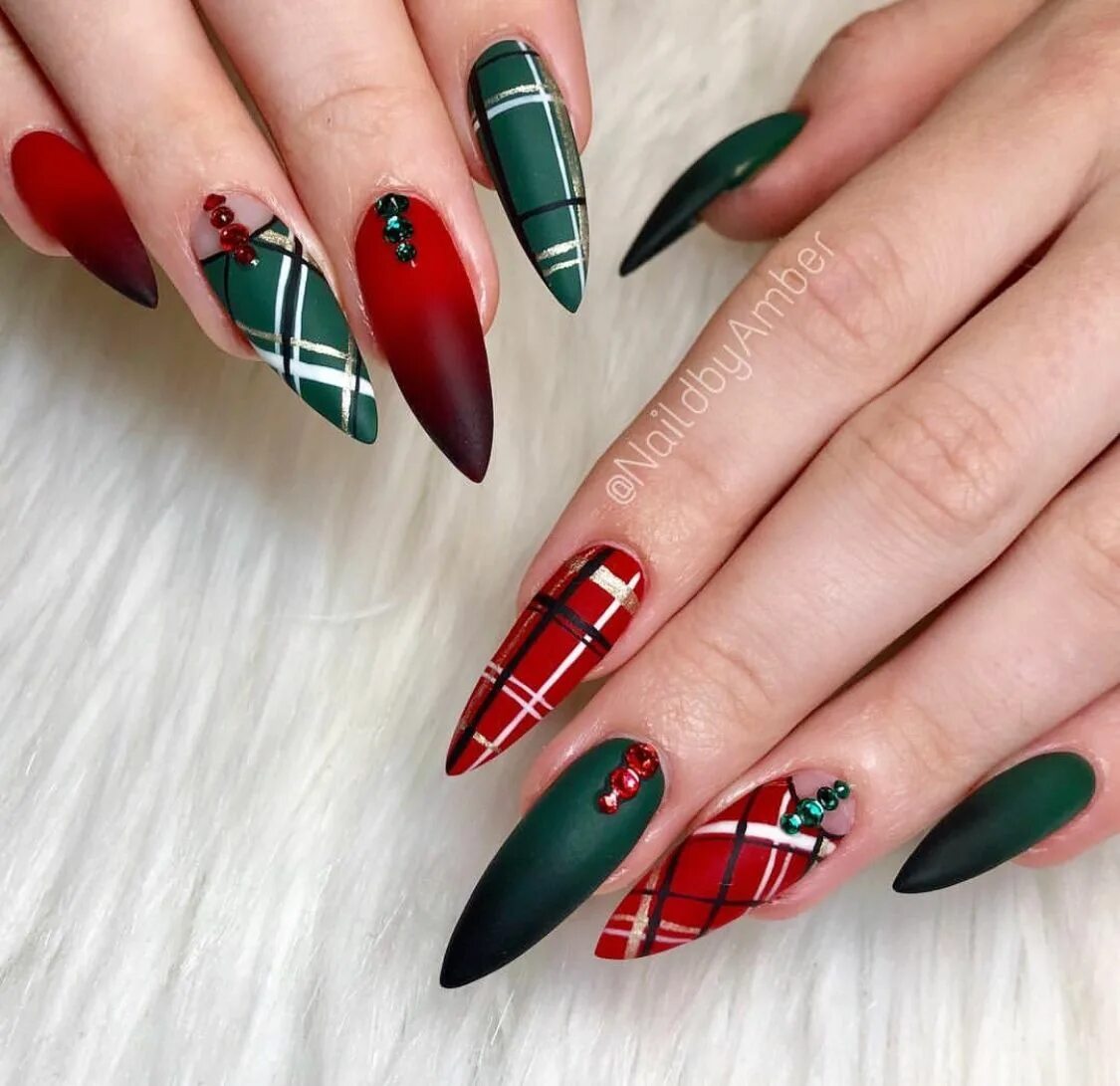 Красно зеленые ногти маникюр Пин на доске nails Клетчатые ногти, Дизайнерские ногти, Простой новогодний маник