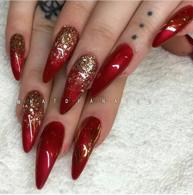 Красно золотой маникюр на длинные ногти Pin de Shardai Natalia en Nails Uñas de gel navideñas, Uñas de gel elegantes, Ma