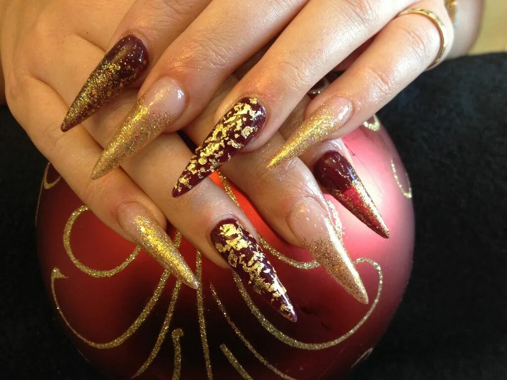 Красно золотой маникюр на длинные ногти Pin by Mermaid on Nails Stiletto nails designs, Stiletto nail art, Stiletto nail