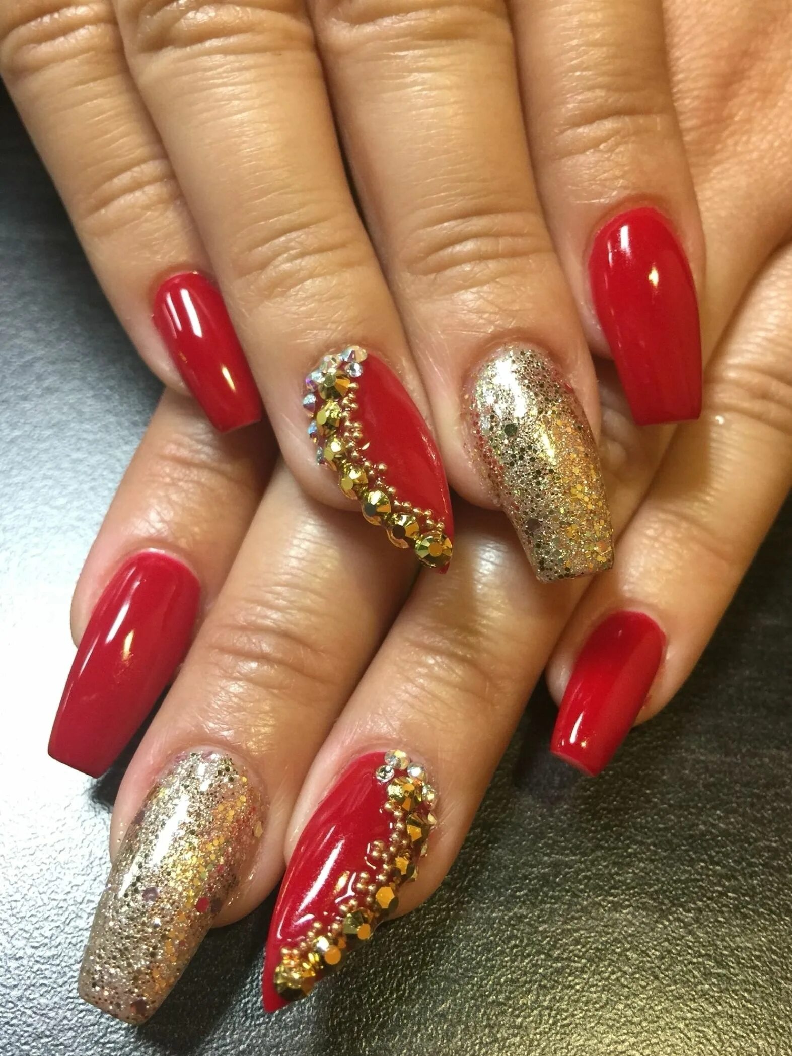 Красно золотой маникюр на длинные ногти Christmas nails, red and gold nails Gold acrylic nails ... Red and gold nails, G