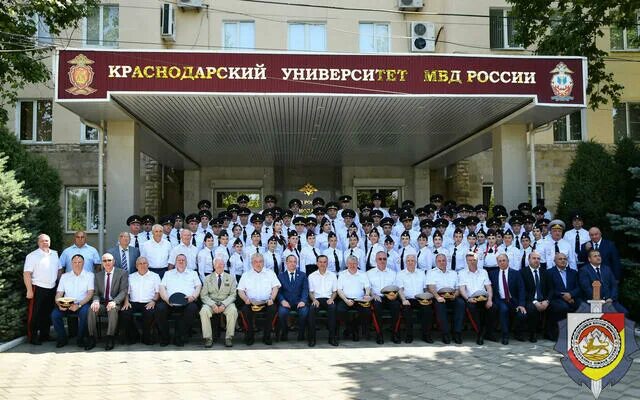 Краснодарский университет мвд фото Министр внутренних дел Алан Гучмазов поздравил слушателей Краснодарского универс