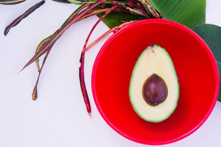 Красное авокадо фото This Company Is Turning Avocado Pits Into Biodegradable Cutlery (Video) Avocado,