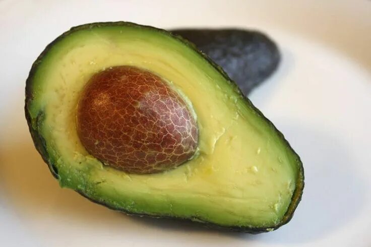Красное авокадо фото If you want to ripen avocados more quickly, put them in a paper bag with a ripen