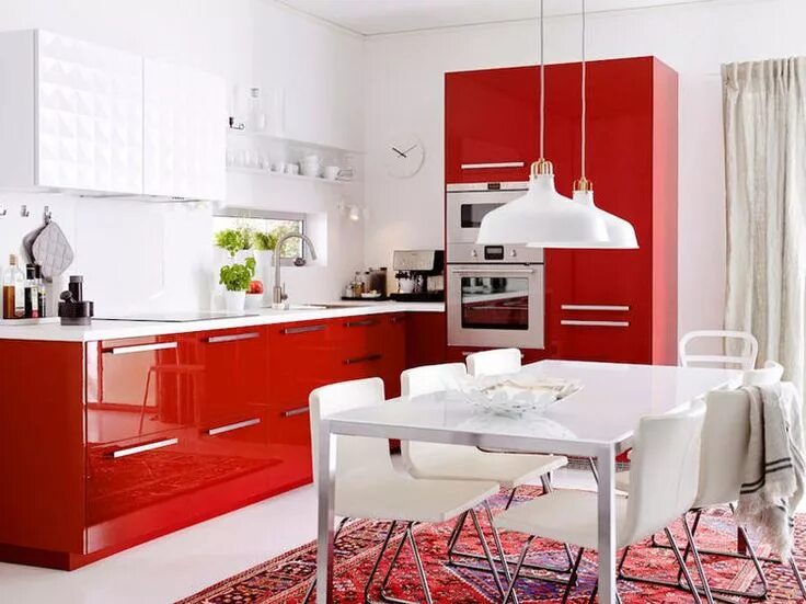 Красное белая кухня дизайн фото Cuisine IKEA : meubles 2023, îlots, crédences... et les prix Cuisine rouge, Cuis