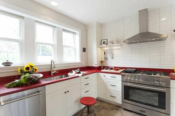 Красное белая кухня дизайн фото Now that spring is here, it's time to share some bright and bold kitchen designs