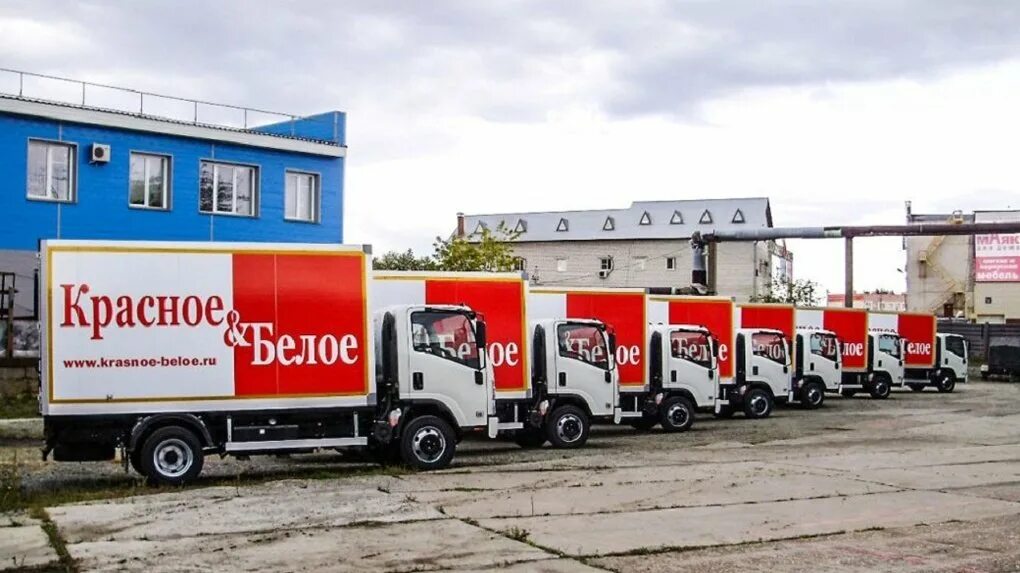 Красное белое фото автомобилей Роспотребнадзор требует закрыть склад "Красного и белого". Там слишком много нар