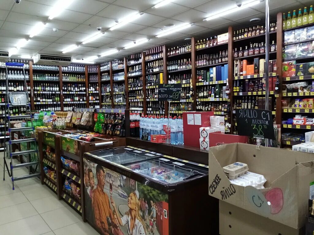 Красное белое интерьер магазина Красное&Белое, магазин алкогольных напитков, ул. имени В.Г. Клочкова, 19, Сарато