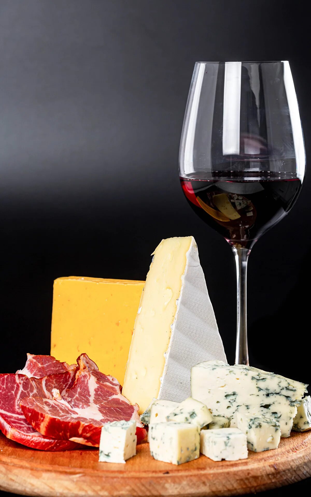 Красное белое сыры фото Фото Вино Сыры Бокалы Продукты питания разделочной доске 1200x1920