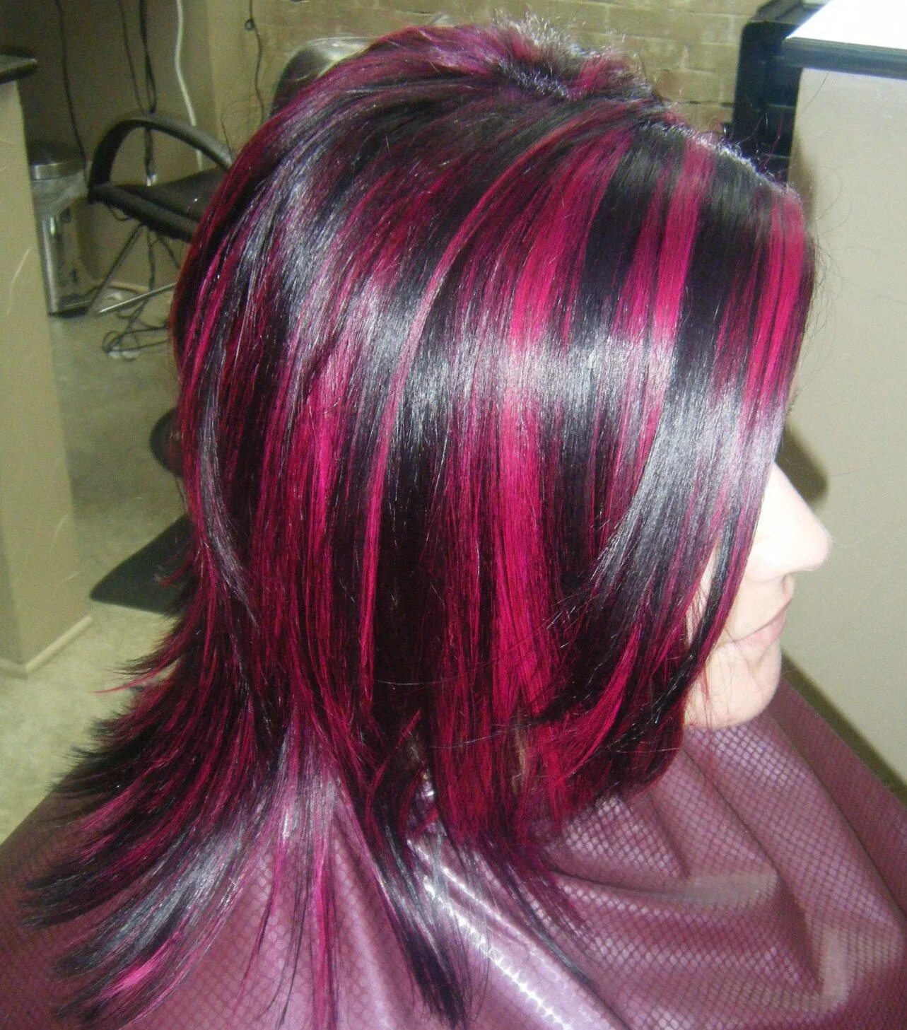 Красное мелирование на темные волосы фото Magenta highlights Magenta hair, Hair color streaks, Magenta hair colors