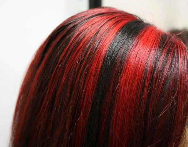 Красное мелирование на темные волосы фото Highlight those tresses bright red Hair streaks, Hair dye colors, Hair styles