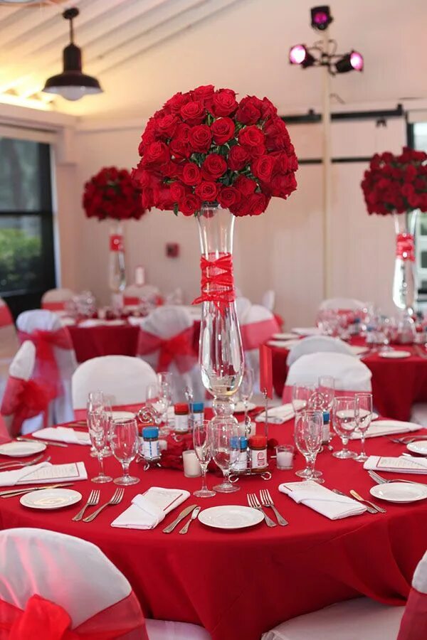 Красное оформление фото Gorgeous Tall Red Rose Centerpiece Inspiration- B. Lovely Events. Red roses cent