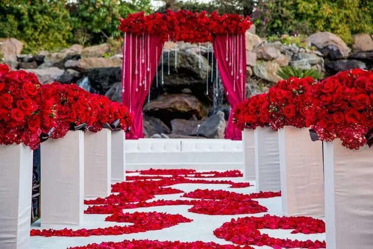 Красное оформление фото Ceremony Décor Photos - Red and White Ceremony Décor Red and white weddings, Whi