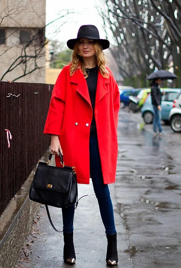 Красное пальто сочетание s-chem-nosit-krasnoe-palto-22 Red coat outfit, Red coat, Red long coat