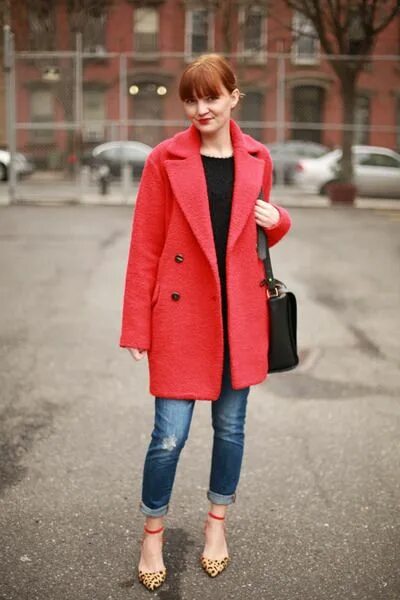 Красное пальто сочетание The Red Coat Red coat, Coated jeans outfit, Coat