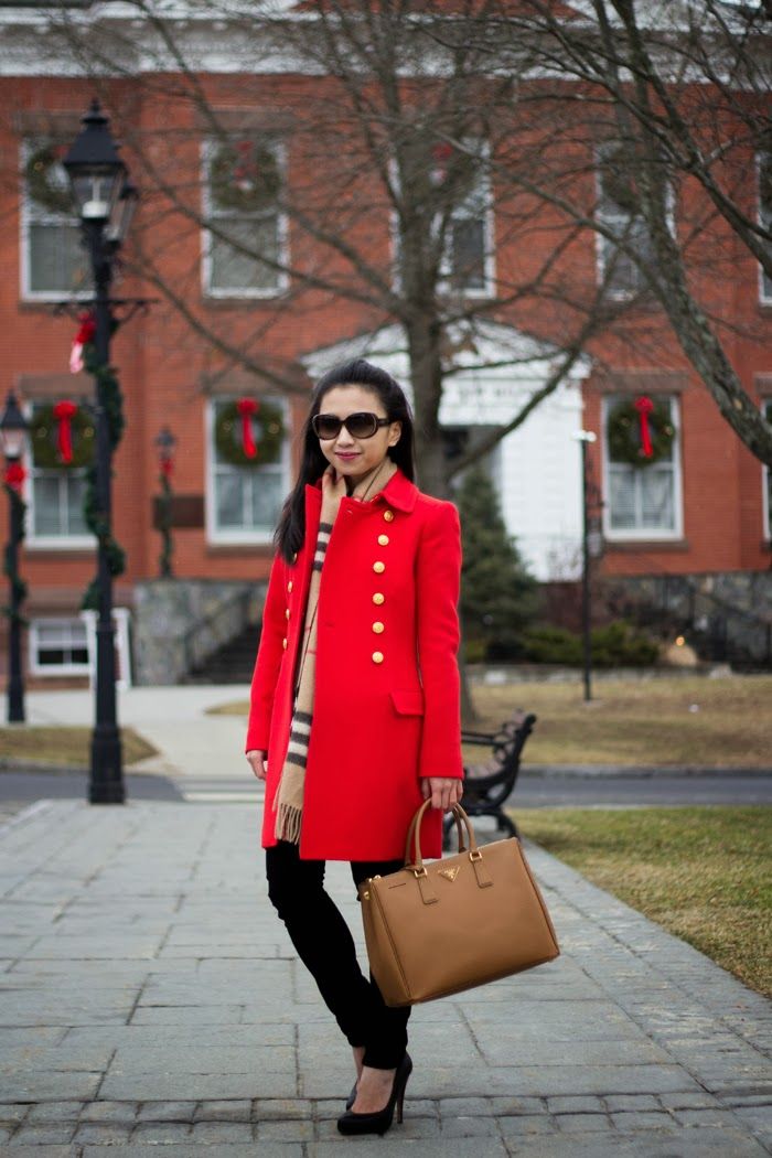 Красное пальто сочетание Red Coat and Checked Scarf - Elle Blogs Red coat, Red peacoat outfit, Red coat o