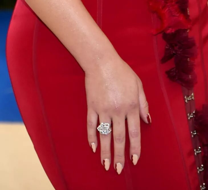 Красное платье какой маникюр Маникюр звезд с красной дорожки Met Gala 2017, который стоит повторить