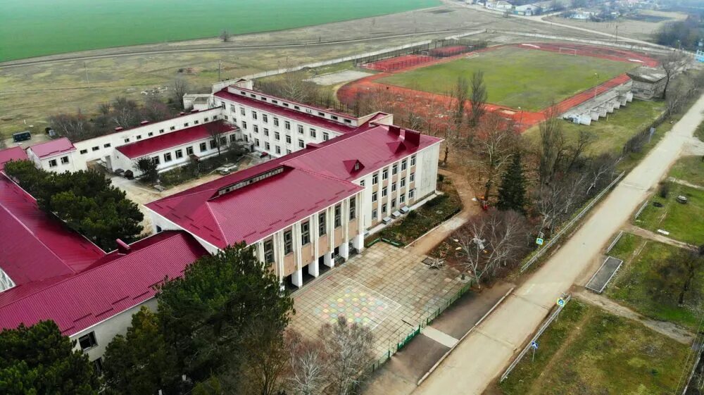 Красногвардейское крым фото Специалисты Госкомрегистра оформили право оперативного управления на здания шест