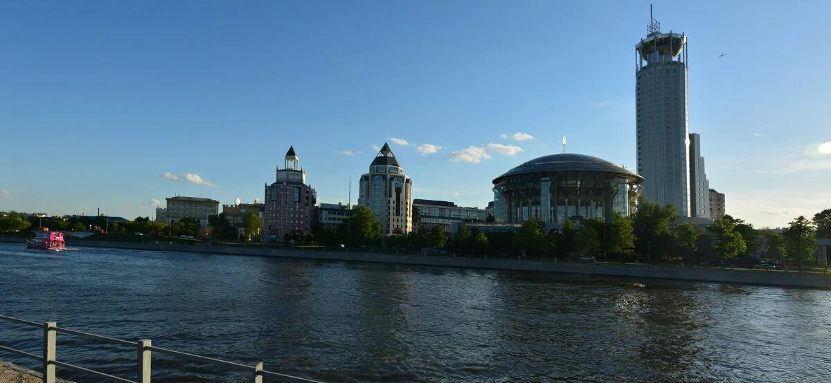 Краснохолмская набережная фото Вид с Москвы-реки на международный Дом музыки и Краснохолмский архитектурный ком